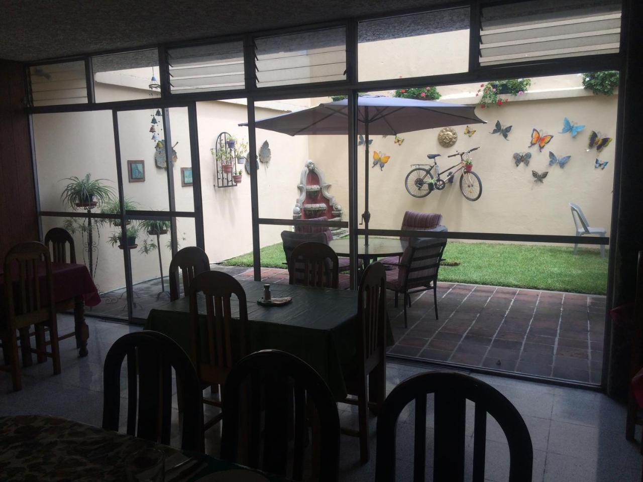 Hostal Los Lagos Inn Guatemala City Exterior photo